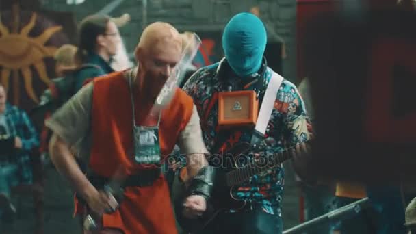 Sint-Petersburg, Rusland - 20 mei 2017: Man gekleed als teken van de krijger zwaard tegen pols op cosplay evenement stakingen — Stockvideo