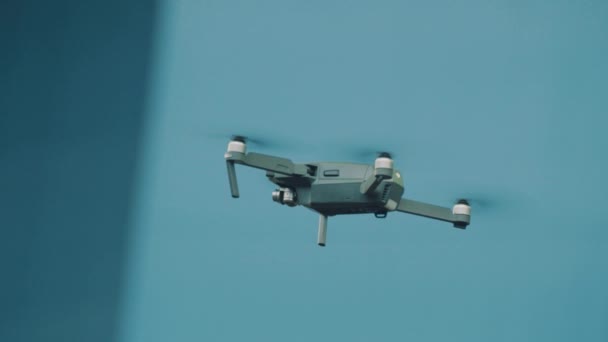 SAN PETERSBURG, RUSIA - 20 DE MAYO DE 2017: Filmación de aviones no tripulados volando en interiores flotando frente a la pared azul — Vídeo de stock