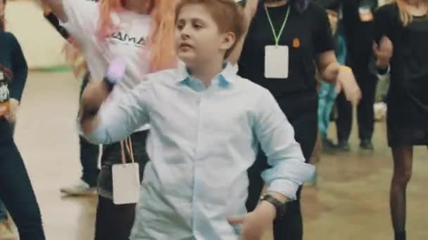 SAINT PETERSBURG, RÚSSIA - MAIO 20, 2017: Jovem garoto gordo apaixonado dançando com grupo de meninas no festival dentro de casa — Vídeo de Stock