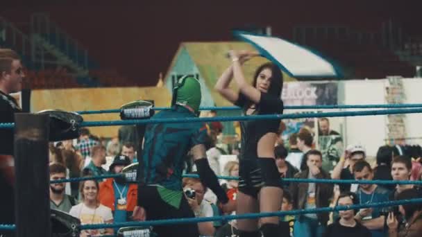 SAN PETERSBURG, RUSIA - 20 DE MAYO DE 2017: Escena de lucha libre divertida, chica golpeando a hombre en traje con letrero en palo — Vídeos de Stock