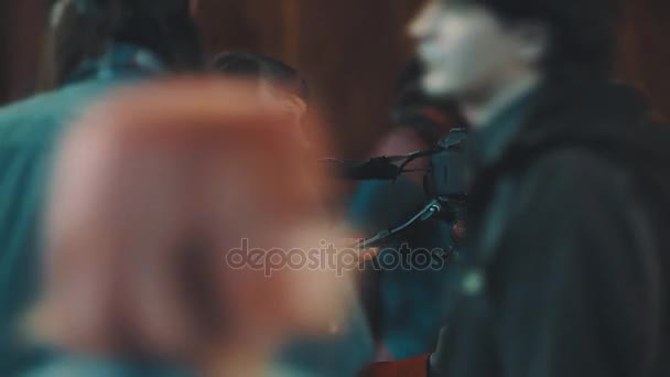 サンクトペテルブルク, ロシア連邦 - 2017 年 5 月 20 日: カメラの混雑した屋内コスプレ祭で一脚にデジタル一眼レフ撮影の女の子 — ストック動画