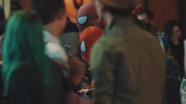 Санкт-Петербург, Російська Федерація - 20 травня 2017: Група чоловіки в костюмах людина павук позують з людьми на переповненому фестивалі — стокове відео