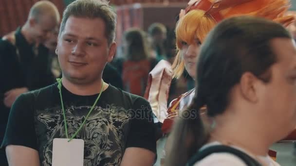 Petrohrad, Rusko - 20 května 2017: Mladá dívka oblečená jako anime charakter pózuje s mužem na cosplay festival — Stock video