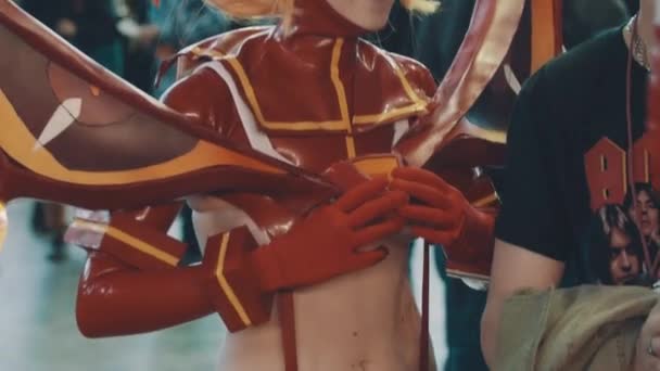 SAINT PETERSBURG, RÚSSIA - 20 de maio de 2017: Jovem vestida como personagem de anime ri do festival de cosplay lotado — Vídeo de Stock