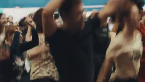 SAN PETERSBURG, RUSIA - 20 DE MAYO DE 2017: Multitud de jóvenes bailan repitiéndose unos tras otros — Vídeos de Stock