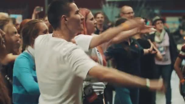 СЕНТ-ПЕТЕРБУРГ, РОССИЯ - 20 МАЯ 2017 года: Большая группа молодых людей танцует повторяющиеся друг за другом танцы — стоковое видео