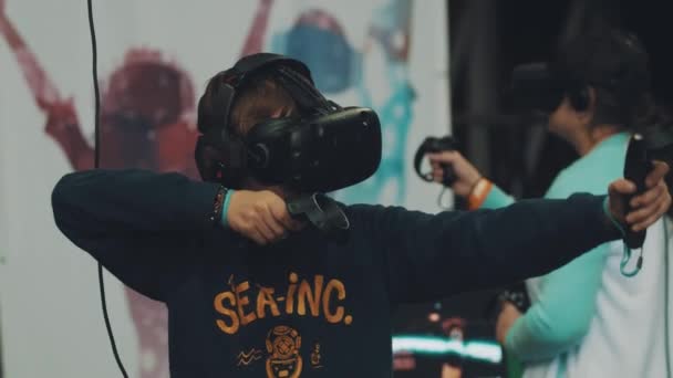 SAINT PETERSBURG, RÚSSIA - MAIO 20, 2017: Boy in virtual reality head set playing vídeo game, make bow shooting moves — Vídeo de Stock