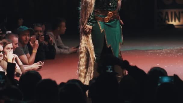 SAINT PETERSBURG, RÚSSIA - 20 de maio de 2017: Menina cosplayer mostrando traje de personagem Loki em cena no festival — Vídeo de Stock