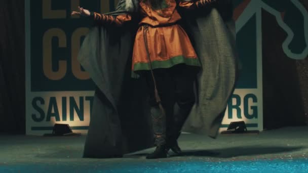 SAINT PETERSBURG, RUSSIA - MUNGKIN 20, 2017: Cosplayer man menayangkan kostum karakter menestrel pada adegan di festival — Stok Video