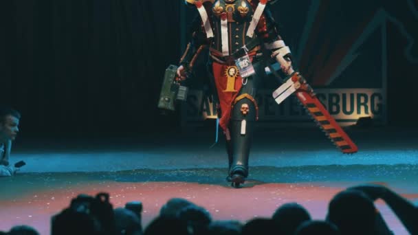 Petrohrad, Rusko - 20 května 2017: Cosplayer dívka ukazuje Warhammer charakter kostým bojovník na scéně festivalu — Stock video