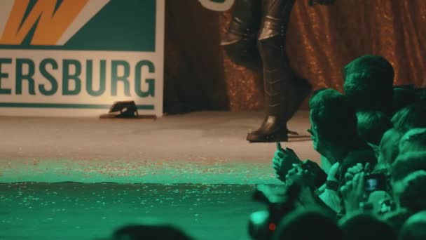 SAN PETERSBURG, RUSIA - 20 DE MAYO DE 2017: Cosplayer man showing Berserk anime Guts costume on scene at festival — Vídeo de stock