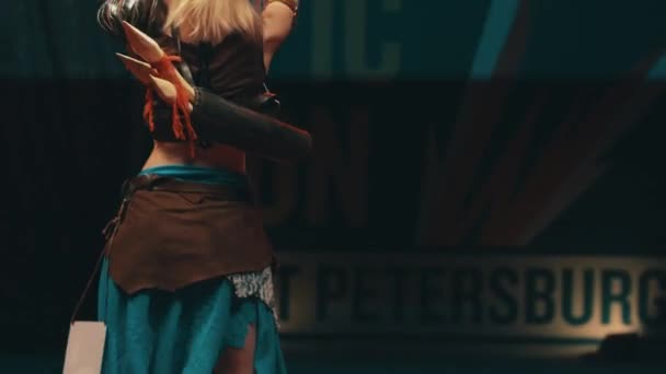 Petrohrad, Rusko - 20 května 2017: Cosplayer dívka ukazuje amazonská herní postava kostým na scéně festivalu — Stock video