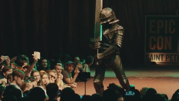 Saint Petersburg, Federacja Rosyjska - 20 maja 2017: Człowiek przebierańca Wyświetlono Berserk anime wnętrzności kostium na scenie festiwalu — Wideo stockowe