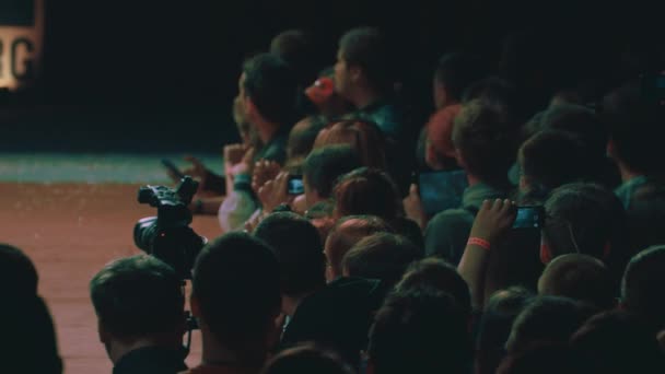 Санкт-Петербург, Російська Федерація - 20 травня 2017: Натовп людей оточує сцени злітно-посадкової смуги на фестивалі, зйомок на смарт-телефон — стокове відео