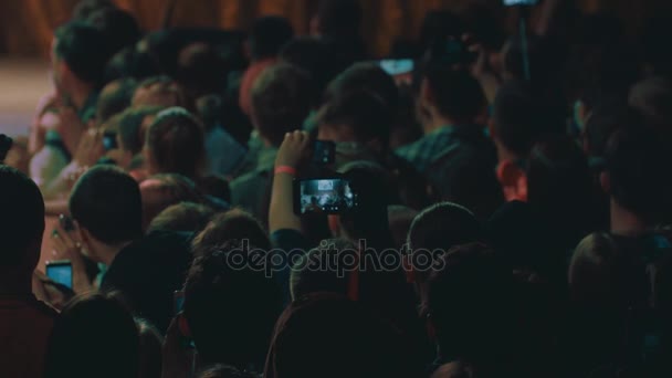Saint Petersburg, Rusya Federasyonu - 20 Mayıs 2017: İnsanlar kalabalık akıllı telefon filme sahne pist Festivali, çevreleyen — Stok video