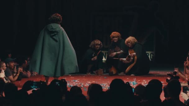 SAINT PETERSBURG, RÚSSIA - 20 de maio de 2017: Grupo de cosplayers demonstra fantasias de hobbits em cena no show — Vídeo de Stock