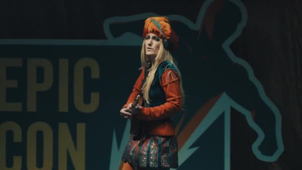 SAINT PETERSBURG, RUSIA - 20 DE MAYO DE 2017: Cosplayer girl showing witcher character costume on scene at festival — Vídeos de Stock
