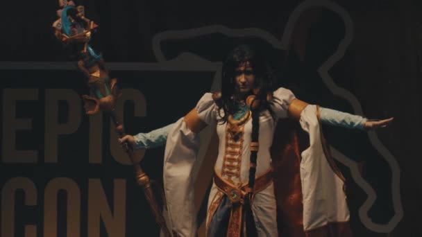 SAINT PETERSBURG, RUSSIE - 20 MAI 2017 : Cosplayer girl montrant le costume de personnage magicien anime sur scène au festival — Video
