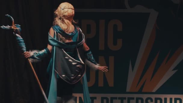 SAINT PETERSBURG, RÚSSIA - MAIO 20, 2017: Menina cosplayer mostrando traje de personagem feiticeiro jogo em cena no festival — Vídeo de Stock