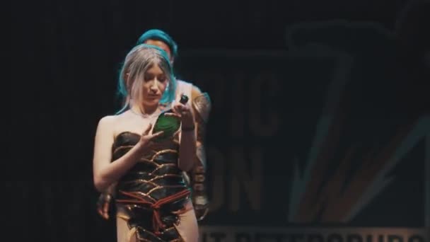 Saint Petersburg, Federacja Rosyjska - 20 maja 2017: Cosplayers dziewczyny pokazujące kostiumy znaków gry wideo na scenie festiwalu — Wideo stockowe