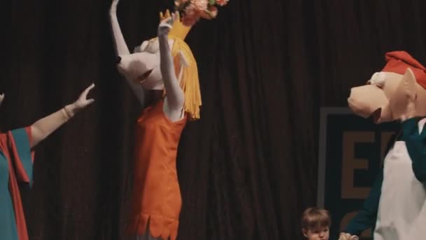 САЙНТ-ПЕТЕРБУРГ, РОССИЯ - 20 мая 2017 года: Группа косплееров демонстрирует на сцене на фестивале костюмы мутных персонажей — стоковое видео