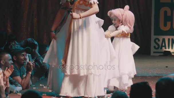 Санкт-Петербург, Російська Федерація - 20 травня 2017: Cosplayers дівчаток показ Сейлор Мун символи костюмів на сцені на фестивалі — стокове відео