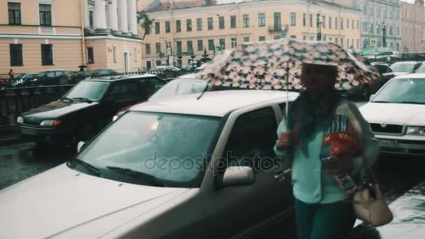 SAN PETERSBURG, RUSIA - 10 DE SEPTIEMBRE DE 2016: La gente camina con sombrillas cuando llueve en la ciudad en un día nublado gris otoñal — Vídeos de Stock