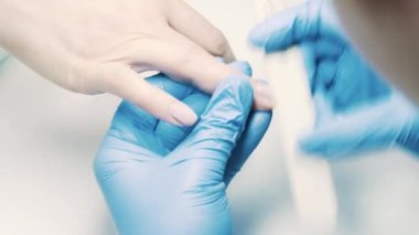 Tırnak cilası salonda çıkarmak için istemci dosyasında kullanılması makyajcısı el çivi