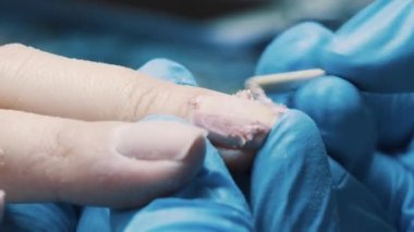 Şevval Özçelik Güzellik el ahşap sopa Lehçe salonda çıkarmak için istemci çivi kullanarak