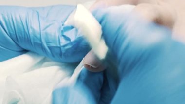 Manikürcü Güzellik Salonu manikür istemci parmak kapalı kesmek için çivi maşa kullanarak içinde