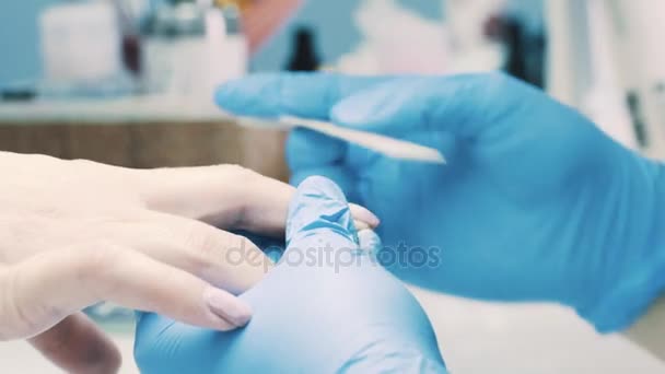 Maniküre Hand mit Feile auf Kundennägel, um Nagellack im Salon auszuziehen — Stockvideo