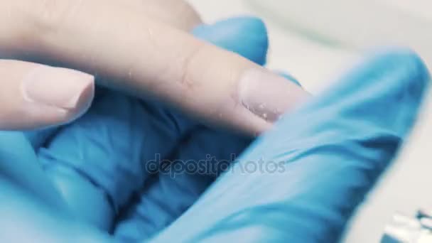 Cosmetician mão usando arquivo em unhas do cliente para polir a superfície no salão — Vídeo de Stock