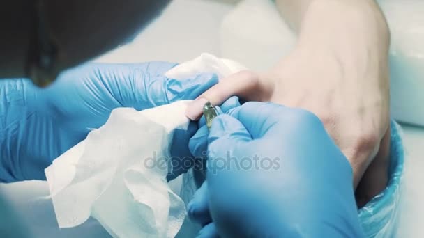 Manikiurzystka w salonie przy użyciu szczypiec do paznokci cięcia naskórek palców klienta — Wideo stockowe