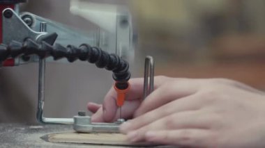 Marangoz El jig üzerinde desen dışarıda yığın odun kesme makinesi gördüm