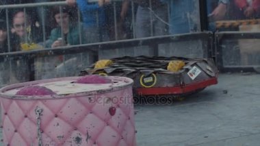 Saint Petersburg, Rusya Federasyonu - 24 Haziran 2017: savaş savaş bot örtülü Robot arena etrafında ejderha tasarım hızlı sürme ölçekler