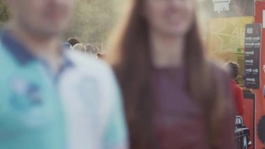 Saint Petersburg, Rusya - 24 Haziran 2017: Sıra hattı hamburger fast food stand kalabalık şehir parkı açık Festivali