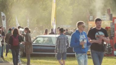 Saint Petersburg, Rusya - 24 Haziran 2017: Kalabalık kas araba Şehir Parkı Yaz Festivali dolaşan gençlerin
