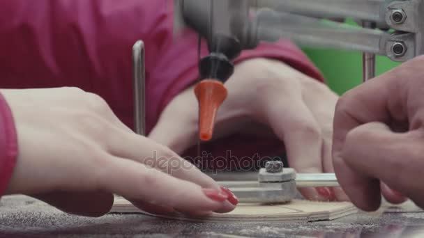 Hembra manos patrón de corte de madera de pila en la máquina de sierra de plantilla — Vídeos de Stock