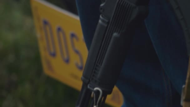 SAN PETERSBURG, RUSIA - 24 DE JUNIO DE 2017: Un gángster negro con un arma delante del coche — Vídeo de stock