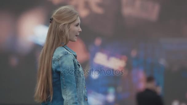 SAINT PETERSBURG, RÚSSIA - JUNHO 24, 2017: Jovem menina bonita se divertindo na frente de tela grande no festival de música — Vídeo de Stock