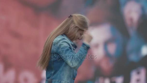 俄罗斯圣彼得堡-2017 年 6 月 24 日： 年轻漂亮姑娘跳舞，在音乐节的大屏幕前 — 图库视频影像