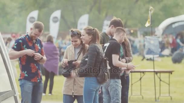 Санкт-Петербург, Російська Федерація - 24 червня 2017: Натовп молоді люди веселяться в літній відкритий фестиваль в міському парку — стокове відео