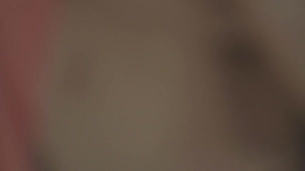 САЙНТ-ПЕТЕРБУРГ, РОССИЯ - 24 июня 2017 года: молодая симпатичная девушка в разбитых очках ждет кого-то в переполненном городском парке — стоковое видео