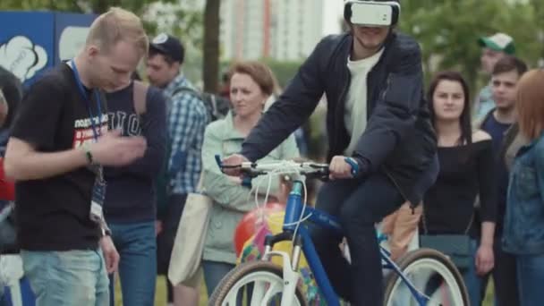 乗ってバーチャルリアリティ ヘッドセットの男固定場所は自転車でサンクトペテルブルク, ロシア連邦 - 2017 年 6 月 24 日。 — ストック動画