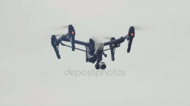 Önünde gri bulutlu gökyüzü uçan quadrocopter filme