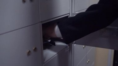 Eller iş grubunun banka emanetçi hücre plastik zarflarda koyar