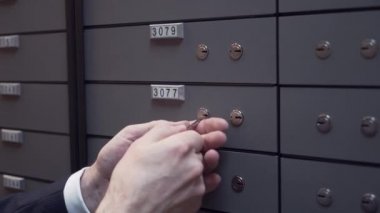 İstemci yaşlı adam iki anahtar kullanarak güvenli hücre kadar kapanış ile banka yöneticisi el