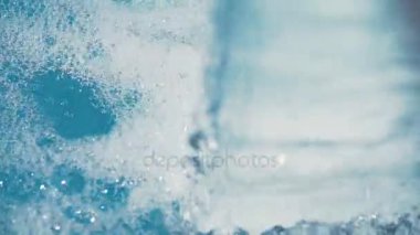 Yavaş hareket havuz içine şelale su dökerek görünümünü kapat