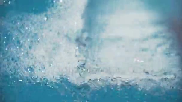 금속 폭포에서 파란 수영장에 붓는 물의 활 — 비디오