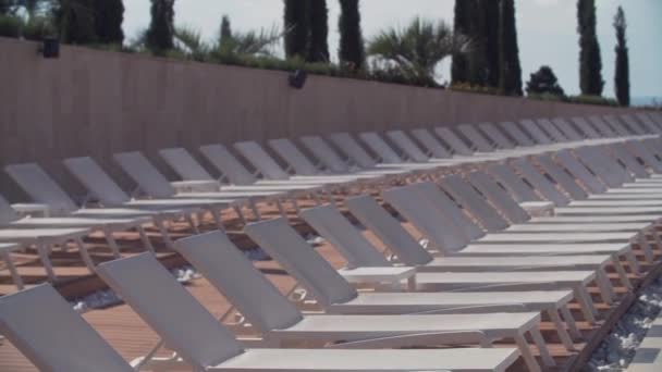 Rangées de fauteuils roulants vides le long de la piscine au complexe de luxe — Video